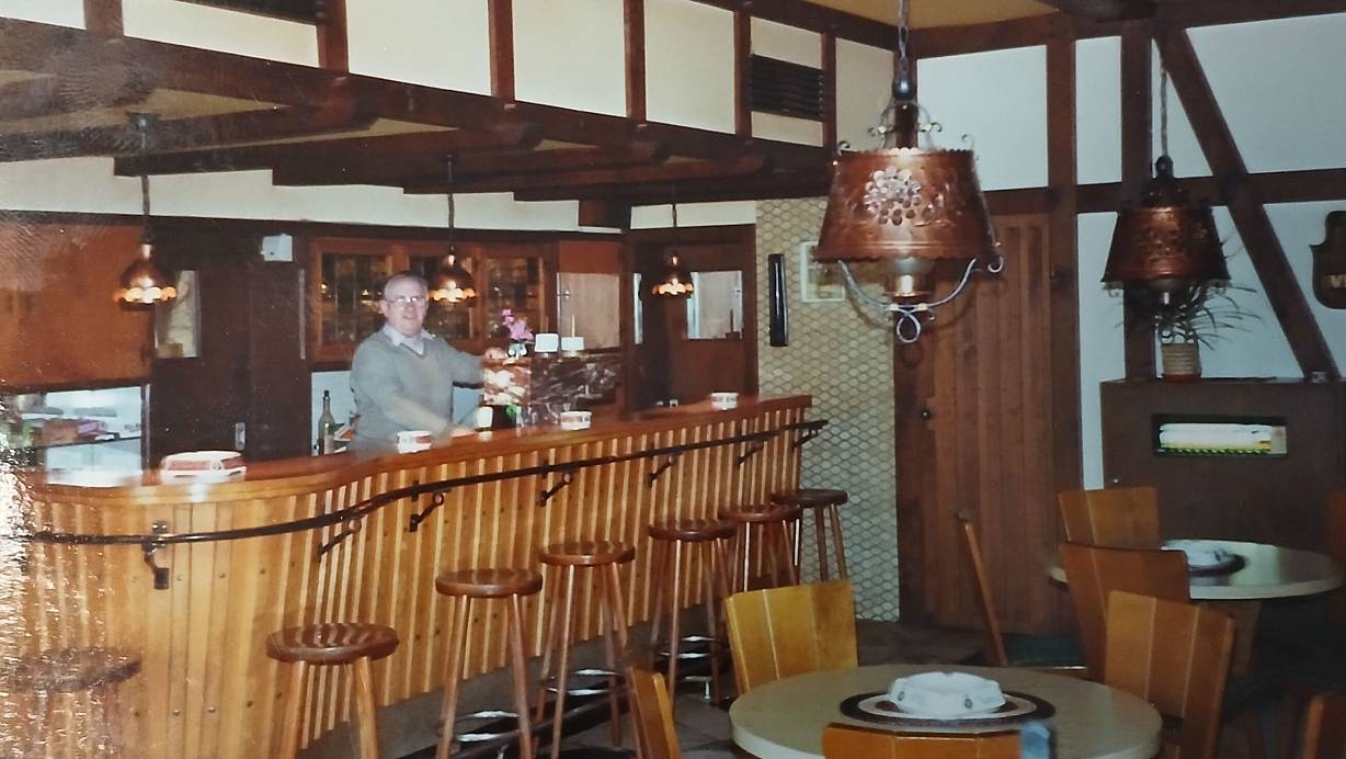 Der Wirt Hermann Bergschneider an der Theke der Gaststätte "Hederquelle“. Bis 1991 führte er die Gastwirtschaft zusammen mit seiner Frau Marianne. | © Norbert Schulte