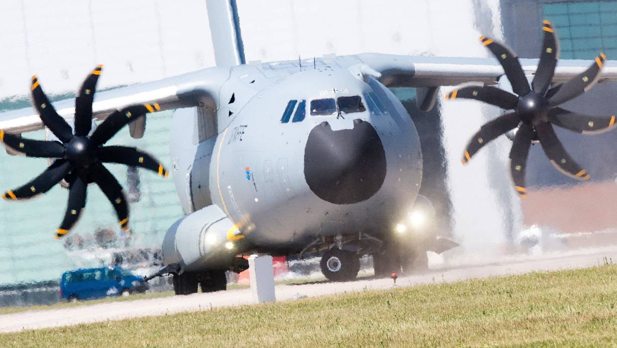 Ein Airbus der Reihe A400M hebt am Fliegerhorst Wunstorf ab. Eine solche Transportmaschine war kürzlich im Tiefflug über Bielefelder Außenbezirke geflogen. | © Julian Stratenschulte