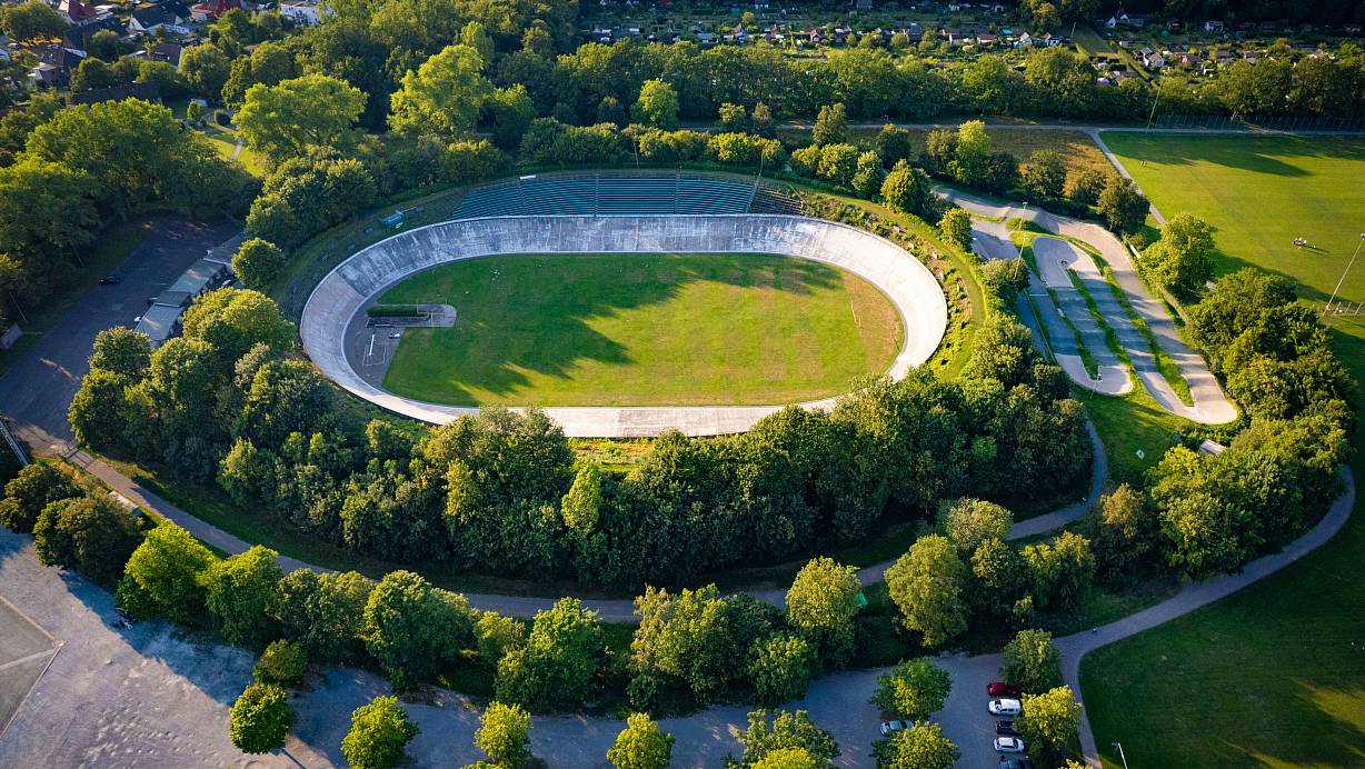 Die Radrennbahn im Bielefelder Osten war einst das größte Stadion der Stadt. Heute kann nur die Nordtribüne genutzt werden. | © Mike-Dennis Mller / www.mdm.photo