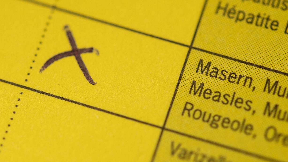 Zum Schutz vor ansteckenden Masern greift nun auch die zweite Stufe der vor zwei Jahren eingeführten Impfpflicht für Schulen und Kitas. Ende Juli endete die Frist zur Vorlage von Impfnachweisen für Kinder und Beschäftigte, die am 1. März 2020 schon in den Einrichtungen waren. | © Marius Becker