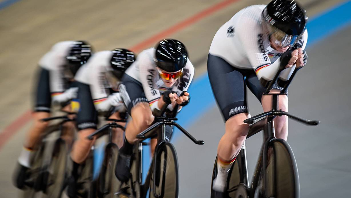Mieke Kröger führt den deutschen Bahn-Vierer bei den Europameisterschaften in Apeldoorn auf dem Weg zu Bronze an. | © IMAGO/frontalvision.com