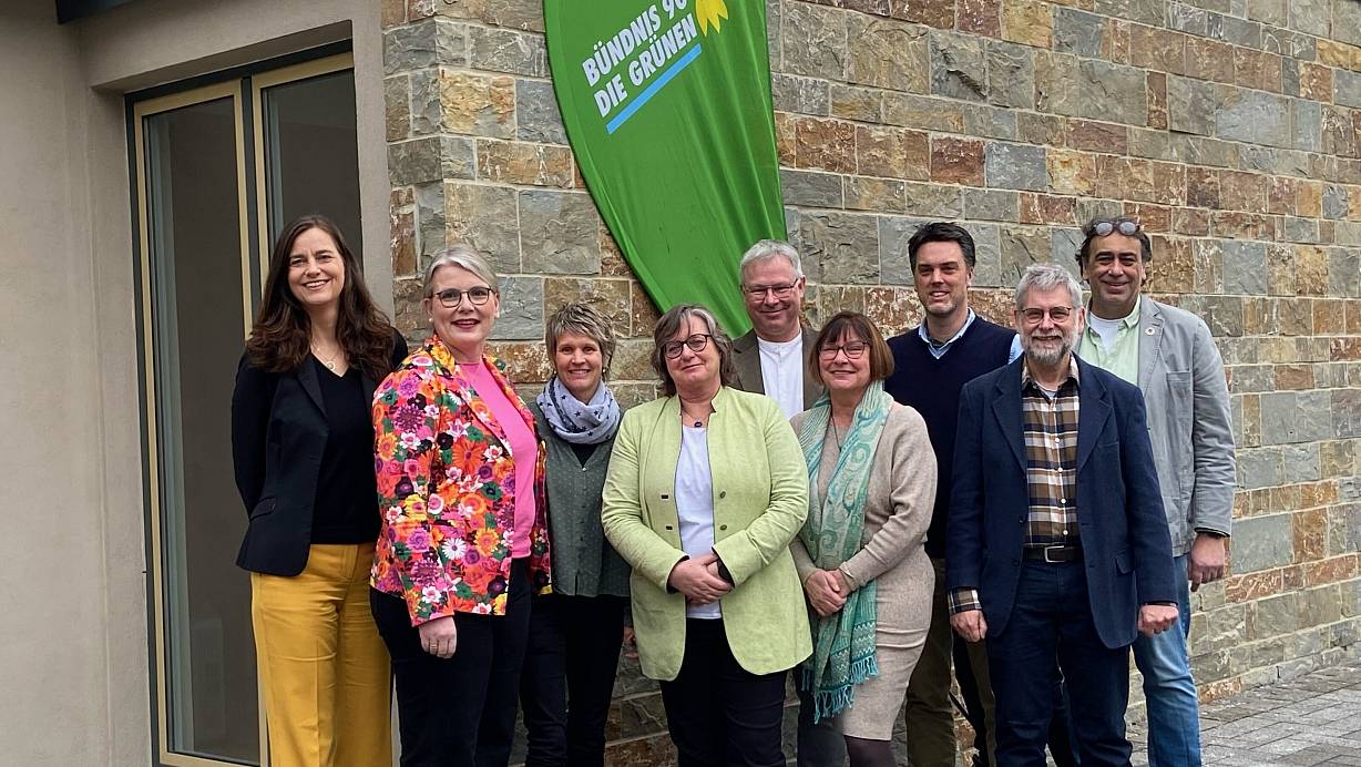 Die Grünenpolitiker und -politikerinnen Alexandra Geese (v. l.), Anne Birkelmann, Sabine Kramm, Norika Creuzmann, Jörg Schlüter, Martina Wolf-Sedlatschek, Robin Wagener, Markus Rieger und Hartmut Oster sprechen auf dem Neujahrsempfang über die Zukunft Europas. | © Dana Stoll