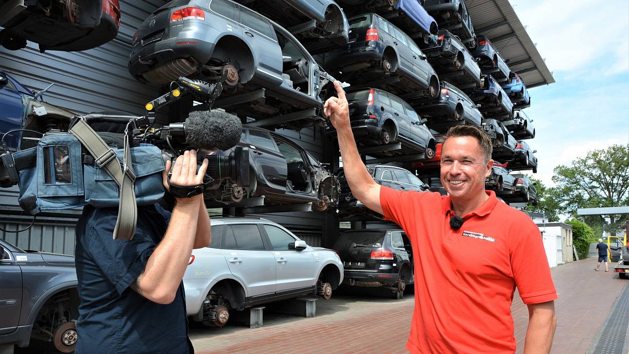 Thomas Kerstingjohänner ist kameraerprobt. In seinem modernen Betrieb waren immer wieder Fernsehteams zu Gast, um Aufnahmen von den Tausenden von Schrottautos in den Regalen zu machen. <br />Archivfoto: Karin Prignitz | © Karin Prignitz
