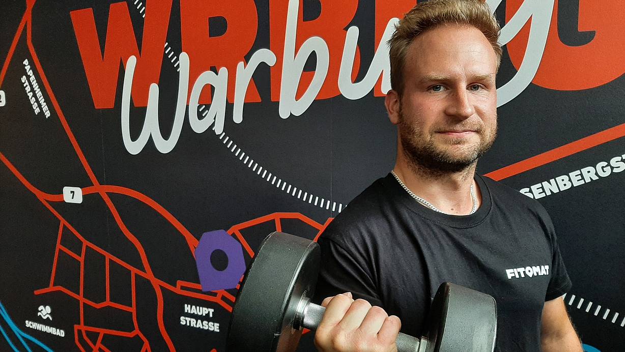 Kraftvoller Blick: Julian Ryzcek (33) eröffnet mitten in der Stadt ein Fitnessstudio. | © Dieter Scholz