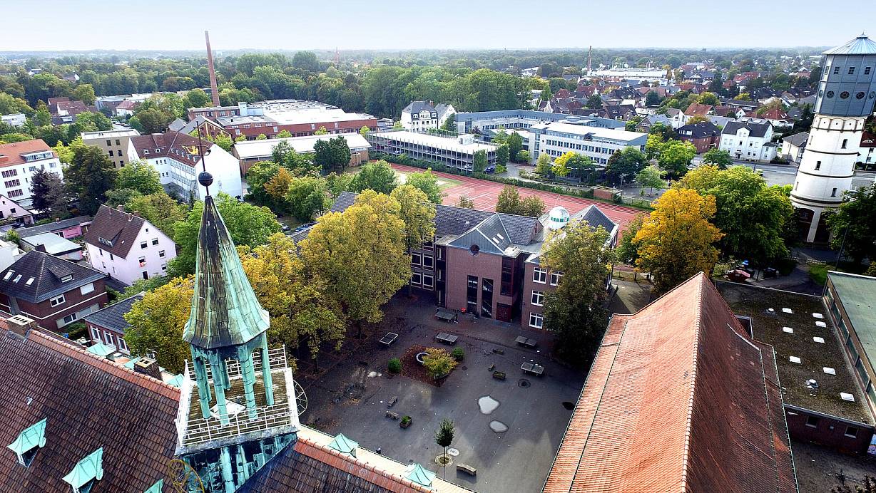Der Altbau des ESG mit dem Dachreiter bleibt erhalten, ebenso wieder Sportplatz im Hintergrund. Allerdings wird dort für die dreijährige Bauphase ein Provisorium errichtet. | © Andreas Frücht