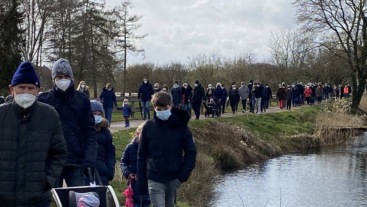 Mit einem kurzen Osterspaziergang um den Mühlenteich endet die Solidaritätskundgebung. | © Burkhard Hoeltzenbein