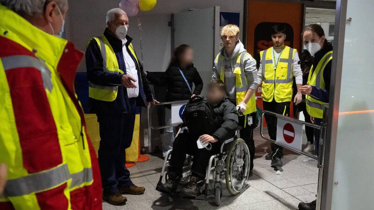 Symbolfoto: Geflüchtete aus der Ukraine, darunter auch Kinder, kommen auf dem Flughafen in Dortmund an. | © dpa
