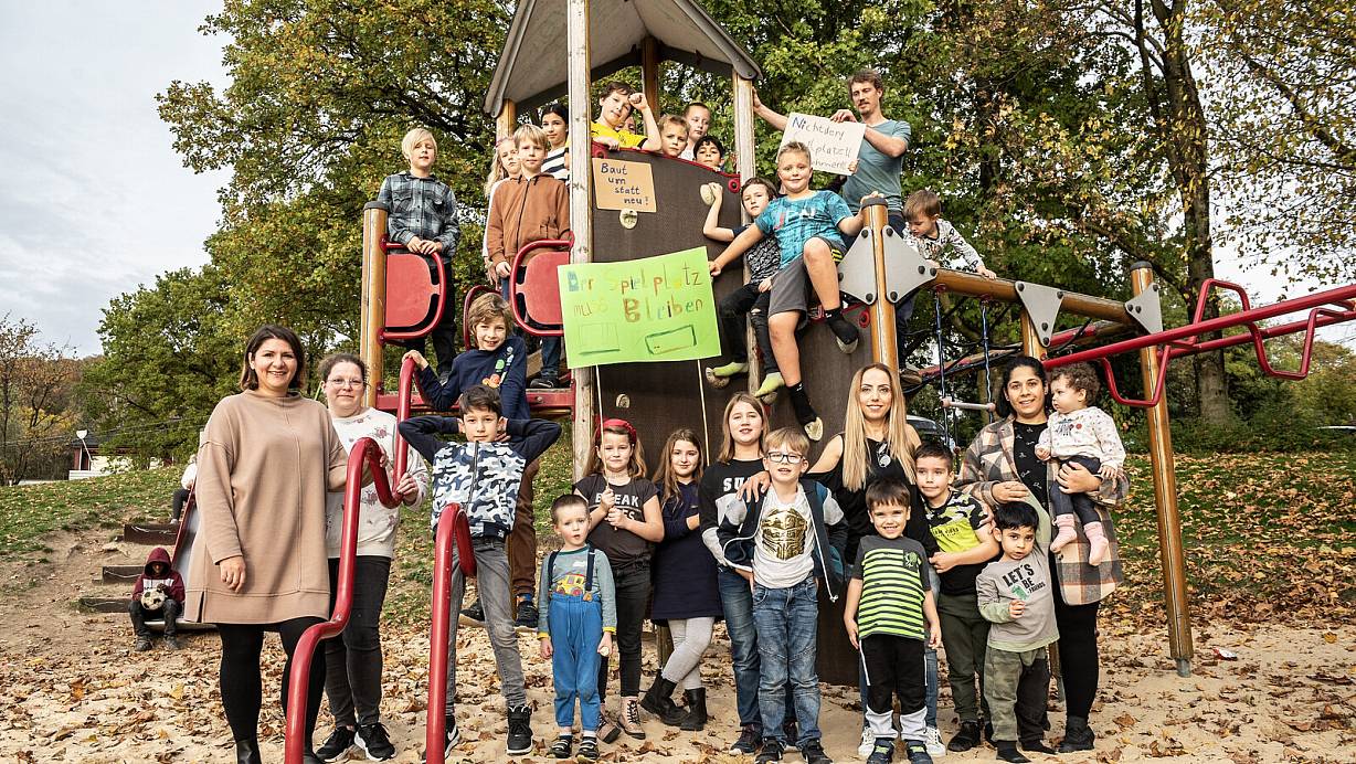 Die Entscheidung, ob diese Kinder auf einem Teil ihres großen Spielplatzes zugunsten einer Kita verzichten müssen, ist aufgeschoben. Andere Lösungsmöglichkeiten für das drängende Betreuungsproblem sollen zunächst geprüft werden. | © Joerg Dieckmann - www.dieckmann-fotodesign.de