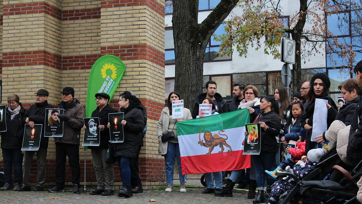 Viele Iranerinnen und Iraner sind am internationalen Tag gegen Gewalt an Frauen vor der alten Synagoge zusammengetroffen. | © Anna-Lena Hinder