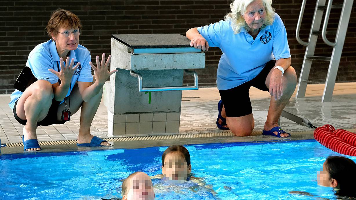 Bringen Kindern das Schwimmen bei: Silke Thoms (l.) und Brigitte Zippert vom Gütersloher Schwimmverein. | © Andreas Frücht