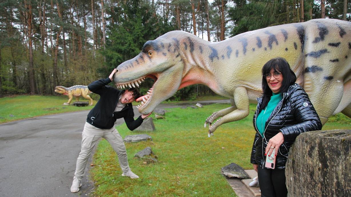 Der Zoologische Direktor Markus Köchling ist für einen T-Rex-Spaß zu haben. Parkchefin Elisabeth Wurms freut’s. | © Sigurd Gringel