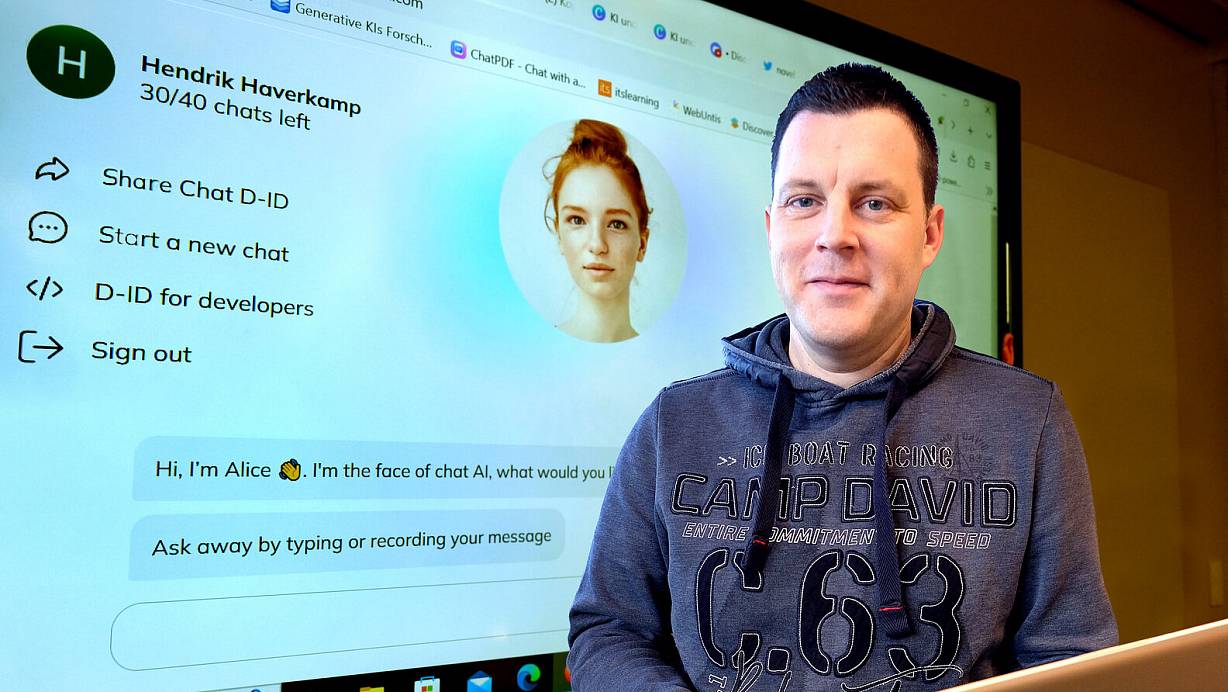 Hendrik Haverkamp (46) hat schon früh angefangen, die Nutzung von ChatGPT in seinem Unterricht zu erlauben. Seine Schüler haben ihrem Textroboter ein weibliches Aussehen mit rotblonden Haaren verpasst und Alice genannt. | © Andreas Frücht