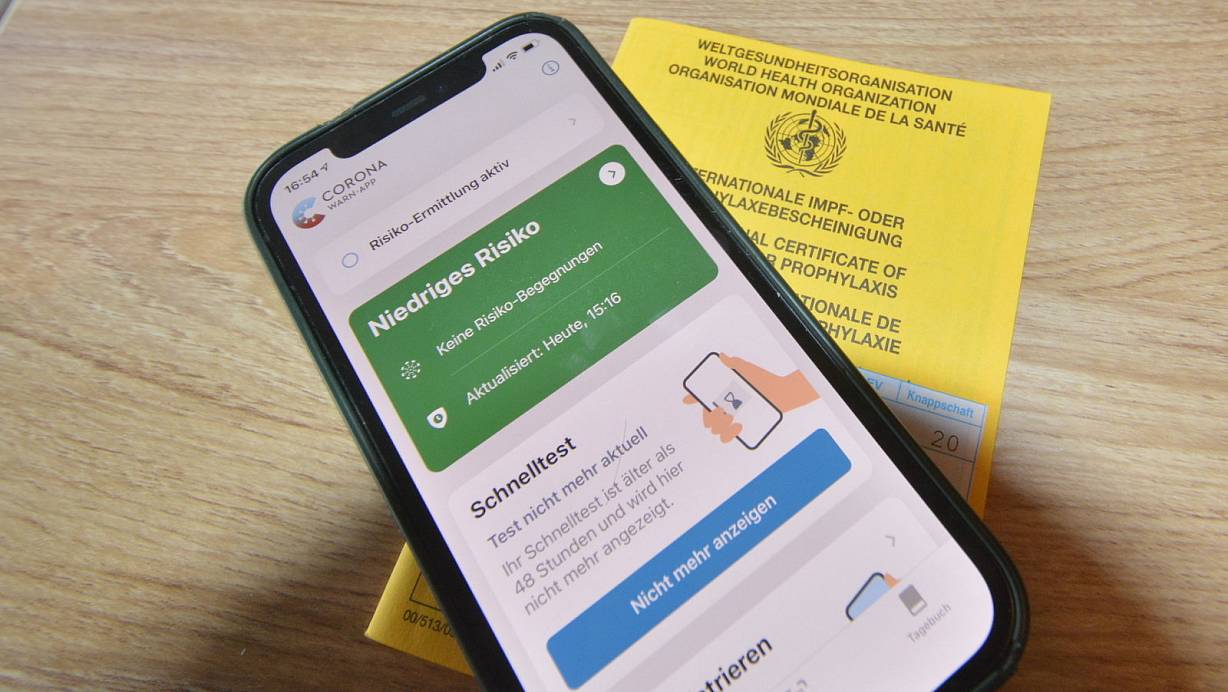 Impfpass und App: Neben dem gelben Impfpass soll der Nachweis einer vollständigen Impfung auch mit Apps wie etwa der Corona-Warn-App des Bundes möglich sein. | © Ralf T. Mischer
