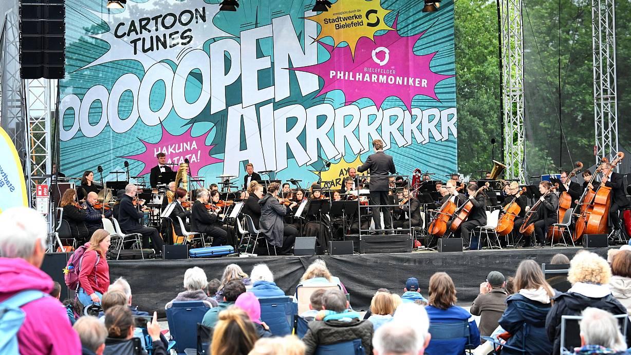 Die Bielefelder Philharmoniker spielen auf dem Kesselbrink "Cartoon Tunes". | © BARBARA FRANKE