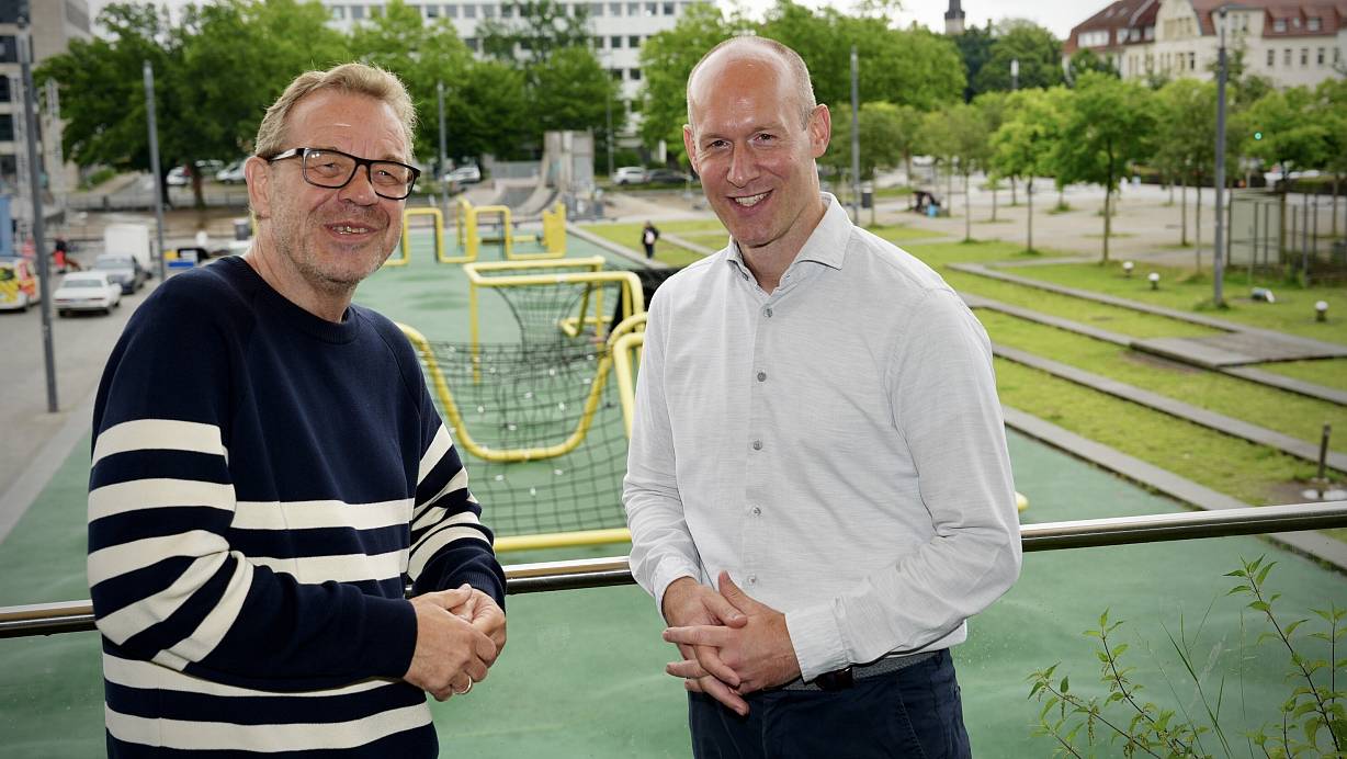 Simon Böer (r.), Vorstandsvorsitzender des Stadtsportbunds, im Gespräch mit NW-Redakteur Stefan Brams auf dem Balkon des Grünen Würfels über dem Kesselbrink. | © Peter Unger