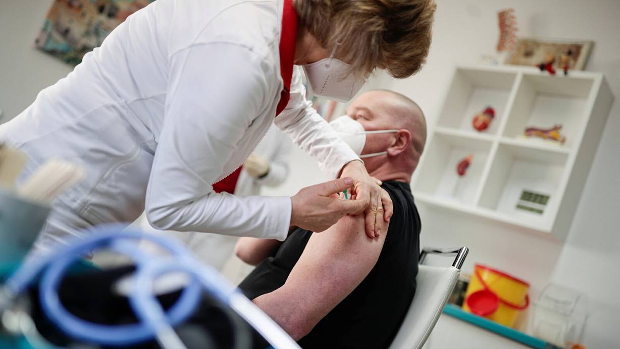 Viele Ukrainer sind nicht gegen das Coronavirus geimpft, deshalb bieten Ärzte in Impfzentren und Arztpraxen unkomplizierte Versorgung an. | © picture alliance