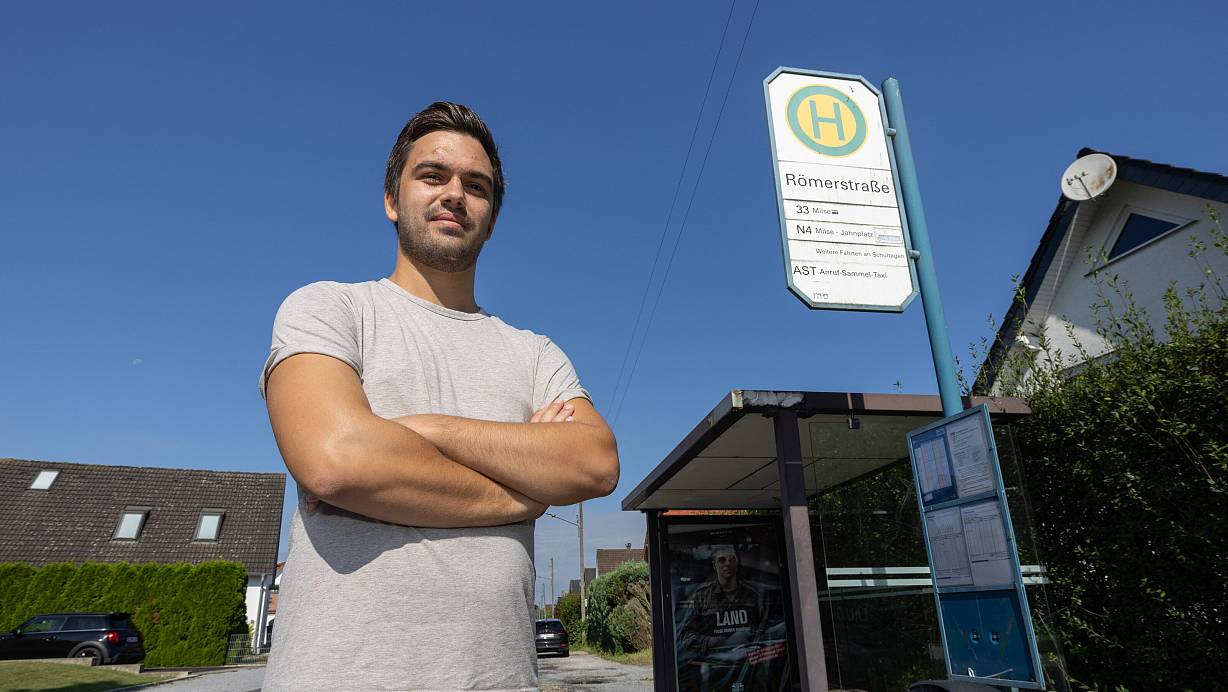 Tom Broose an der Bushaltestelle Römerstraße in Altenhagen. Von hier aus ist seine Tochter sonst immer mit ihrem kostenlosen Busticket zur Grundschule gefahren. | © Oliver Krato
