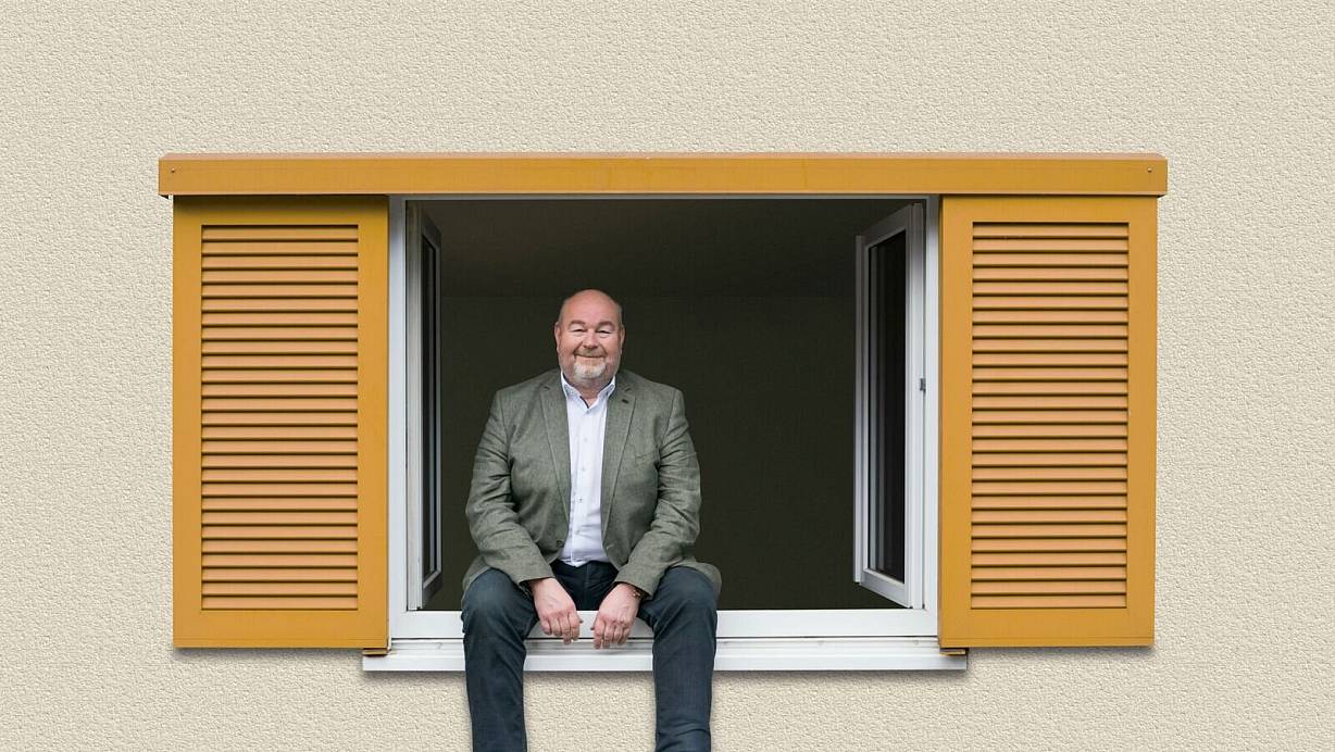 Aufbau-Geschäftsführer Hans-Jörg Schmidt vor den Fensterläden-Häusern an der Isenstedter Straße. Mit diesen Häusern begann die farbliche Erneuerung eines großen Teils des Hausbestandes der Aufbaugemeinschaft. | © Stephan Patzsch