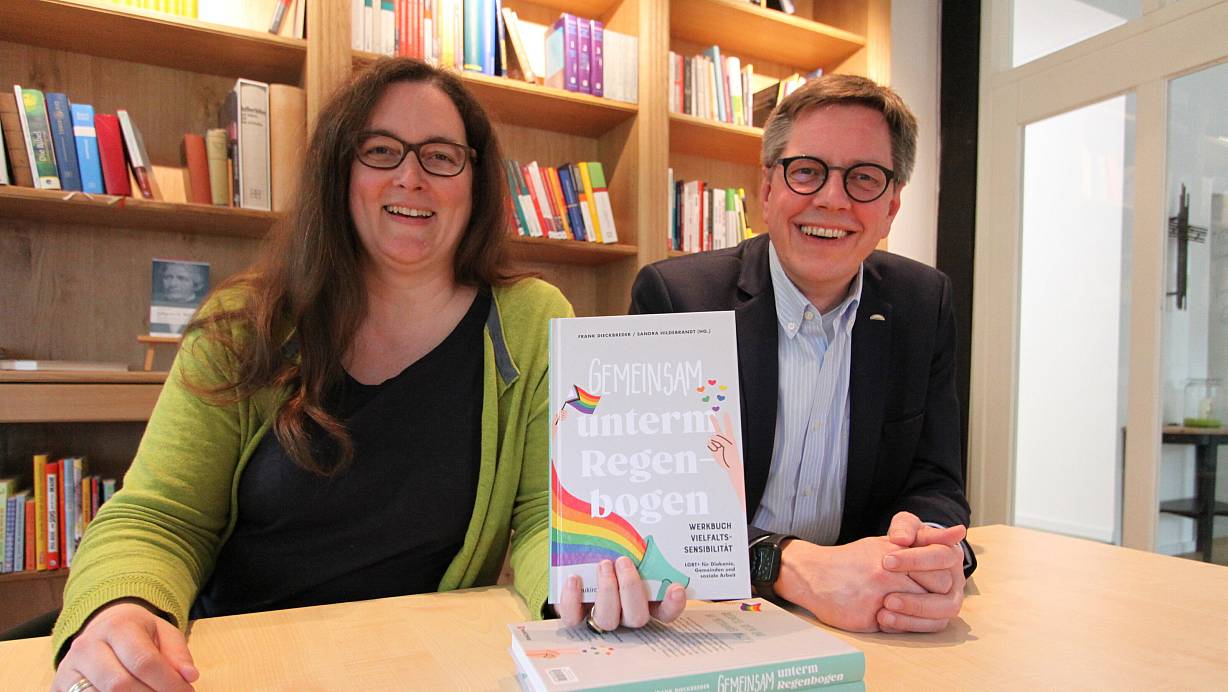 Prof. Dr. Frank Dieckbreder (Vorstand Diakonieverbund Schweicheln e.V) und Sandra Hildebrandt (Vorstandsassistentin im Diakonieverbund Schweicheln e.V.) haben das Buch gemeinsam herausgegeben. | © Björn Kenter