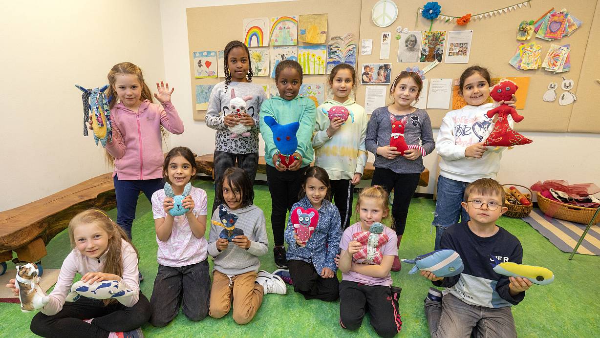 Im Rahmen des Projektes haben 13 Schüler ein eigene "Wunderwesen" gebastelt und ein Bilderbuch erarbeitet. | © Oliver Krato