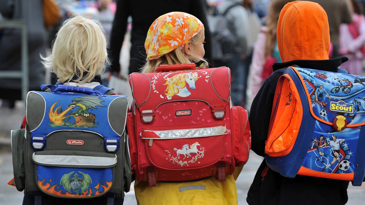 Sobald Kinder in die Schule kommen wird es teuer: Tornister, Hefte und Stifte müssen gekauft und regelmäßig erneuert werden. | © dpa