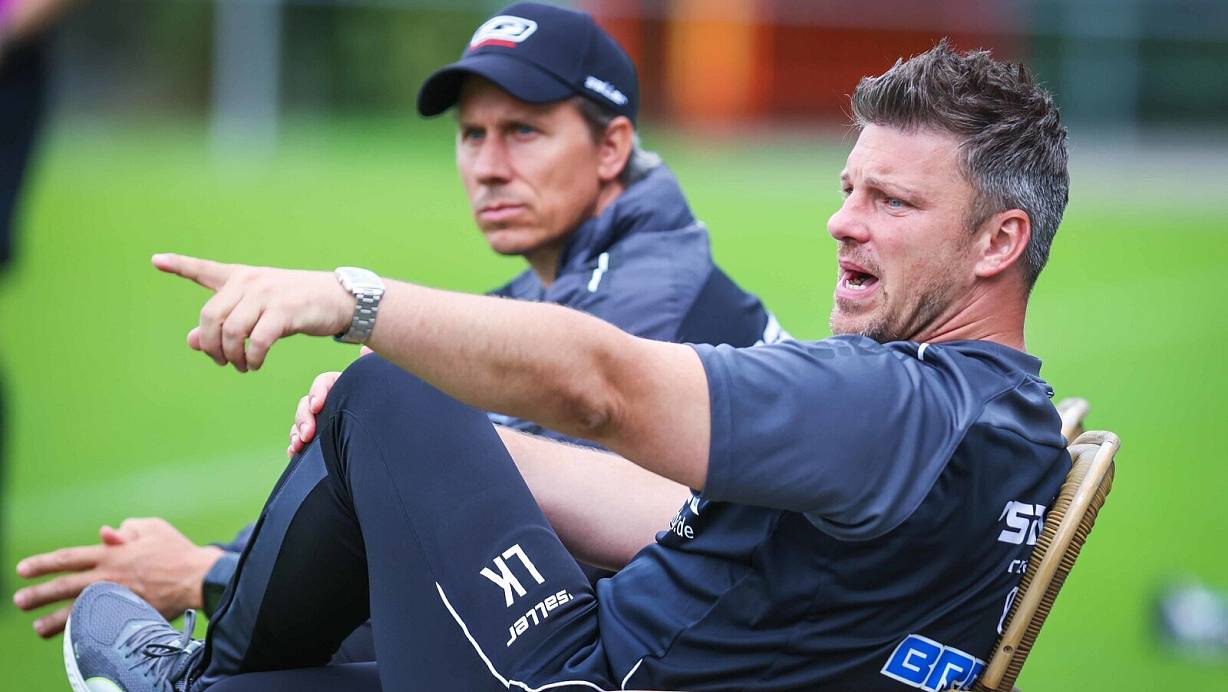 Zeigt, wo's langgeht: SCP-Coach Lukas Kwasniok mit seinem Co-Trainer Frank Fröhling im Trainingslager. | © Sarah Jonek Fotografie