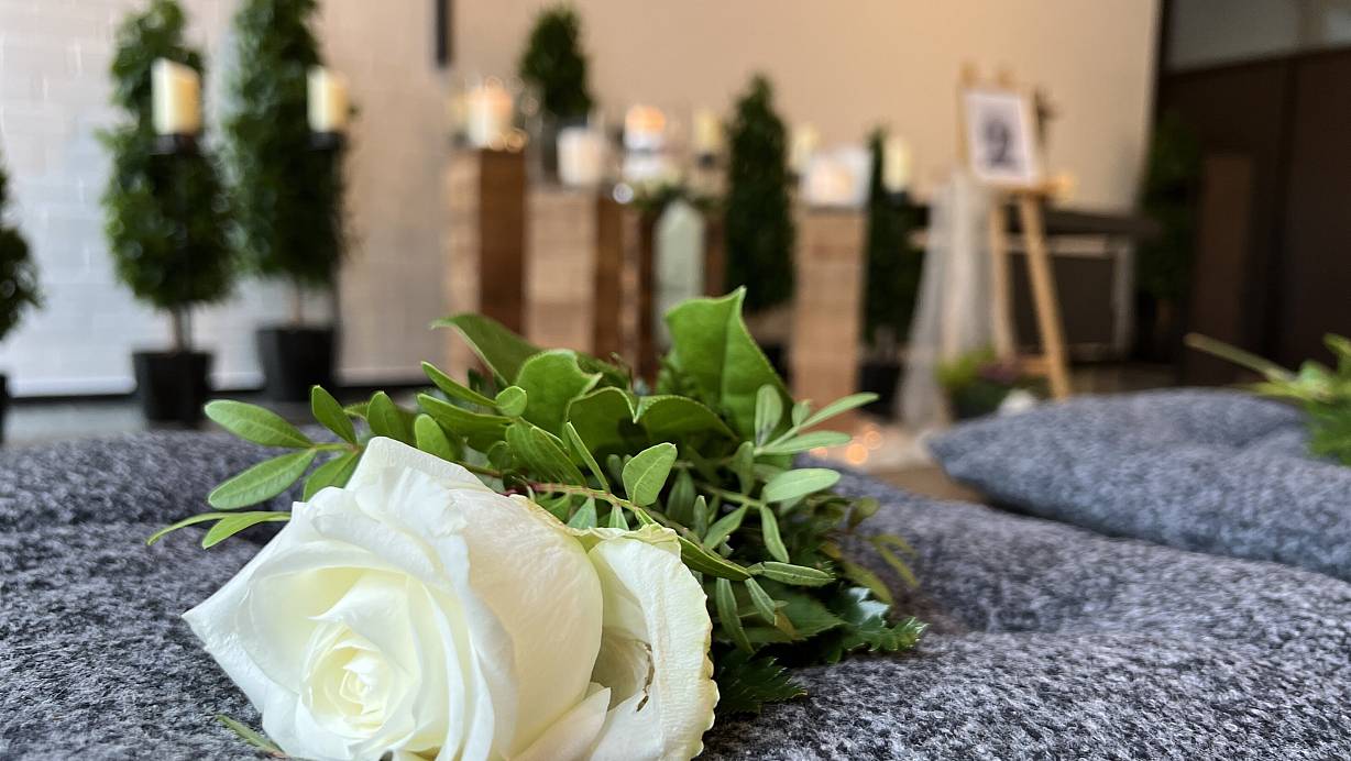 Beim Tod eines Angehörigen werden die Hinterbliebenen schnell mit vielen Aufgaben und Kosten konfrontiert. | © Symbolbild/Jennifer Retslav