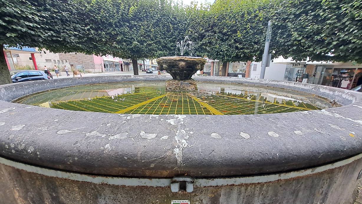 Heute kaum vorstellbar, doch einst gab&#146;s Trinkwasser aus dem Steinheimer Kump. Heute dient der Brunnen samt Baumkranz den B&uuml;rgern als Treffpunkt. | &copy; Madita Schellenberg