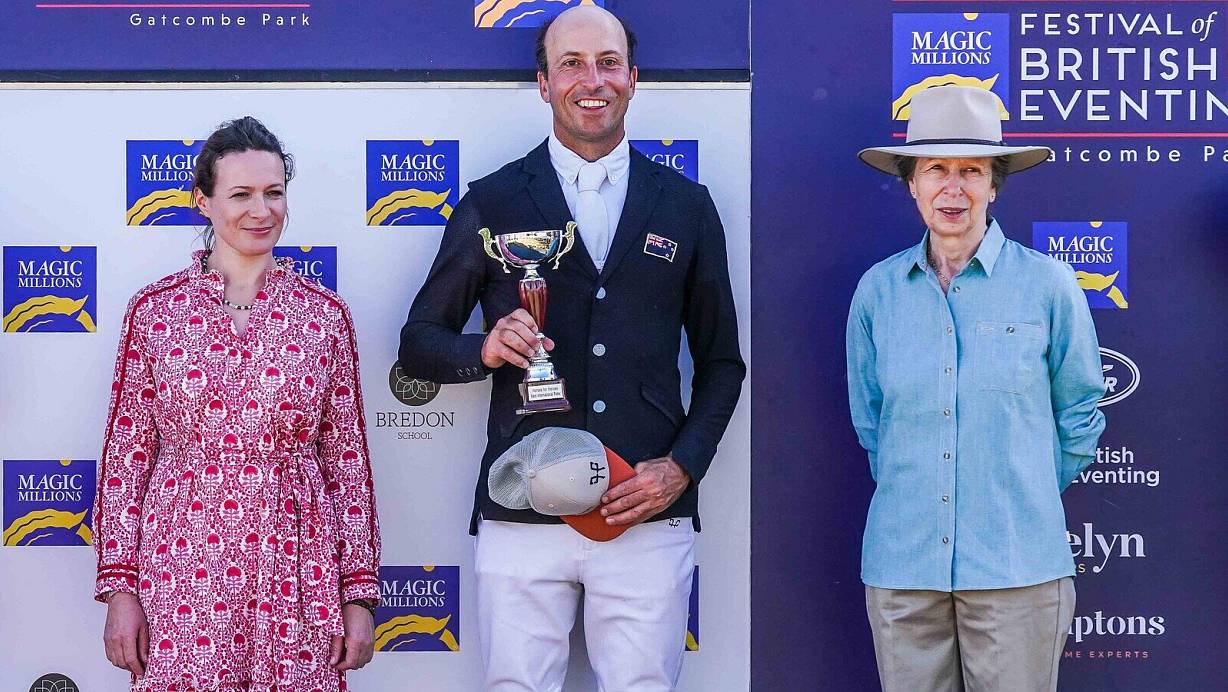 Anuschka Bayer (v.l.), Preisträger Tim Price und Prinzessin Anne nach der Verleihung des Horses for Heroes Preises. | © Hannah Cole Photography