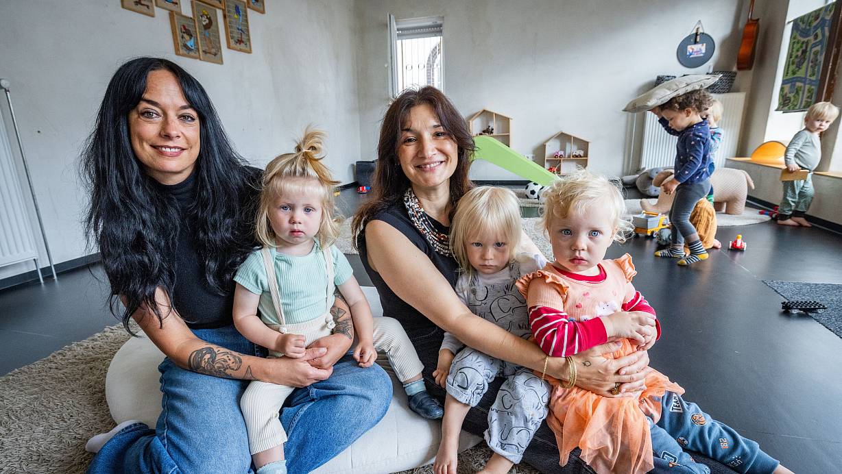 Melanie Theeßen und Patricia Cuna Rodriguez müssen die beliebte Kindertagespflege "Stadtkinder" im Bielefelder Westen jetzt schließen, weil sie aus den Räumen ausziehen müssen und bisher keine Alternative gefunden haben. | © Sarah Jonek Fotografie