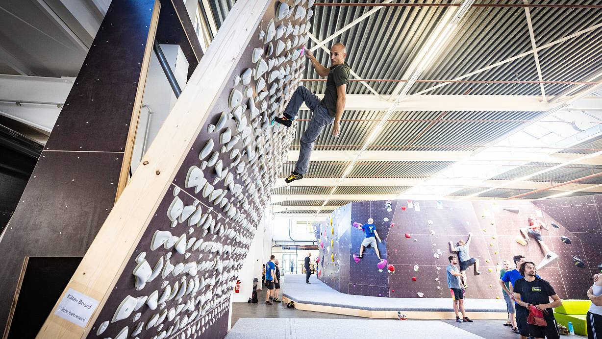 Carsten Stahlberg testet das imposante Kilterboard im neuen "Center of Gravity". Der Kletterfan ist im vergangenen Jahr mehr als 300 mal beim Bouldern gewesen. | © Mike Dennis Müller