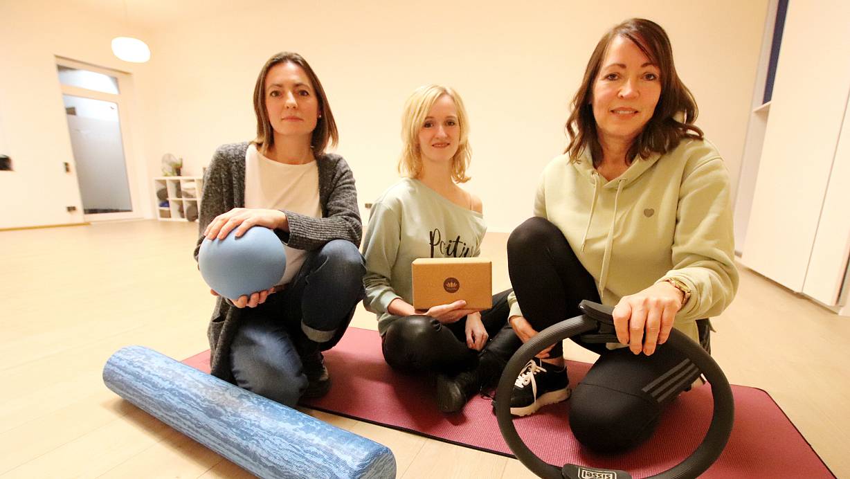 Inhaberin Ina Beck (v. l.) hat noch allerhand Pläne für den Komplex an der Langen Straße. Janina Heistermann gibt ab März einen Entspannungskursus und Fitnesstrainerin Sabine Amann schon seit Monaten Pilateskurse. | © Sigurd Gringel
