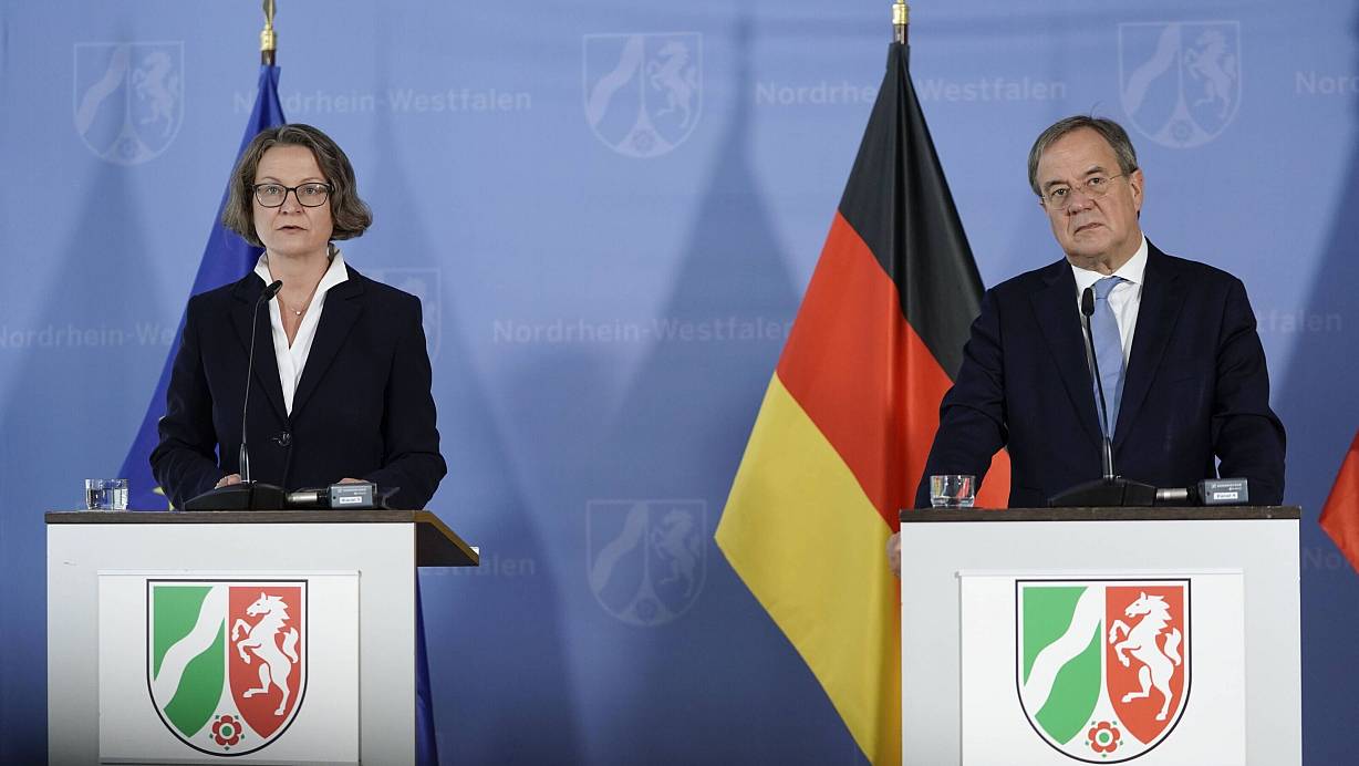 NRW-Ministerin Ina Scharrenbach an der Seite des damaligen Ministerpr&auml;sidenten Armin Laschet. | &copy; imago images/Political-Moments