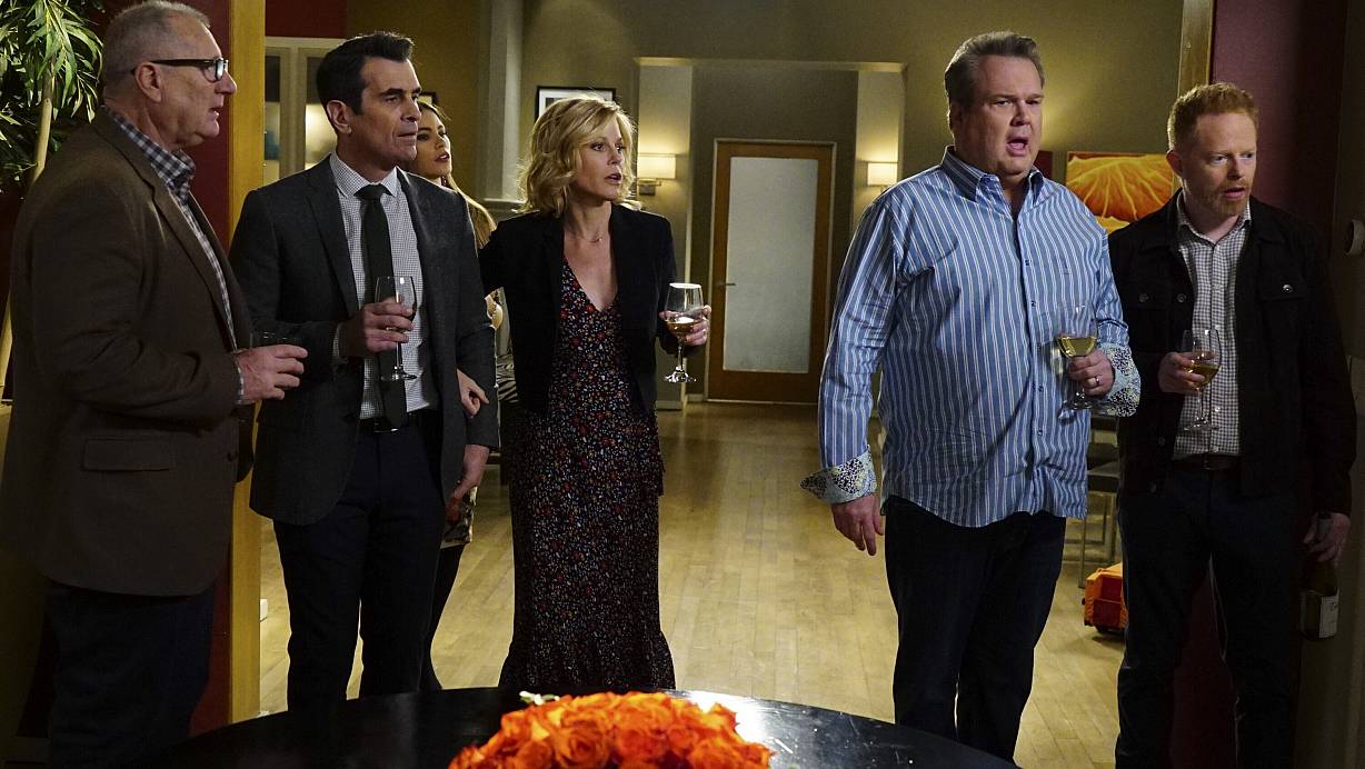 Eine große Familie: Ed O'Neill, Ty Burrell, Sofia Vergara (im Hintergrund), Julie Bowen, Eric Stonestreet und Jesse Tyler Ferguson spielen Hauptrollen in "Modern Family". | © picture alliance/AP Photo | Richard Cartwright