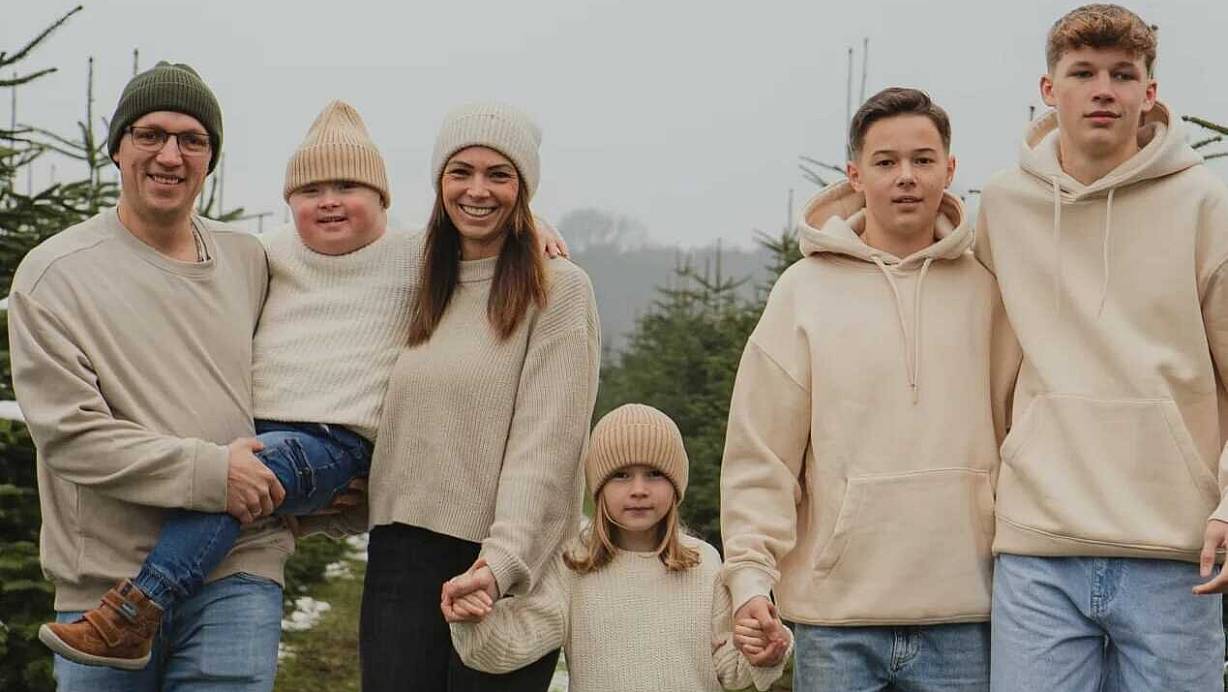 Die Familie Thalau aus Borgholzhausen hält immer zusammen. Jetzt brauchen David (v.l), Lenjo, Mareike, Vaida May, Mio und Jamie Lou Hilfe. | © David Thalau