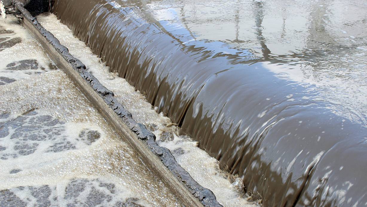 Einige PFAS finden unter anderem über Kläranlagen ihren Weg in Flüsse, Seen und Meere. | © Dpa
