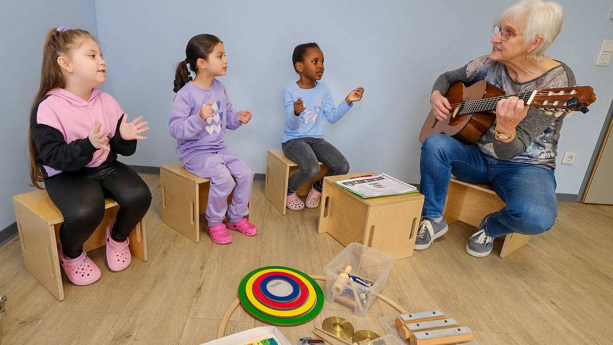 Maria Storck musiziert mit den Kindern aus der Kita Traumheide in Baumheide. An diesem Tag sind Artemis, Annoluwa und Heliana (von links) dabei. | © Andreas Zobe