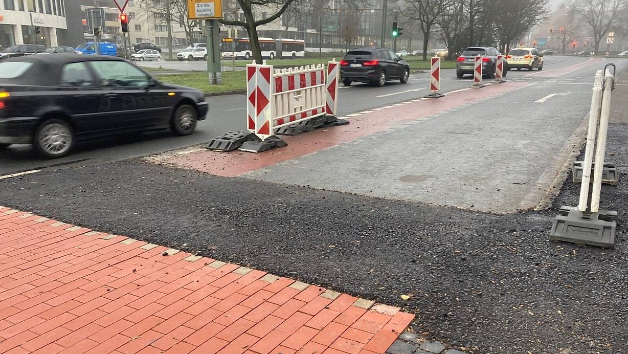 Am Adenauerplatz mündet der bereits augebaute Radweg auf dem alten, rot markierten Radfahrstreifen. Das führe zu gefährlichen Situationen, finden viele Radler. Ab 13. Februar wird dort weitergebaut. | © Michael Schläger