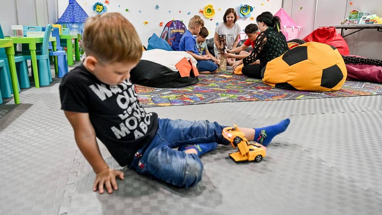 Regel Nummer eins für neue Kita-Eltern: Ruhe bewahren! Es gibt aber noch ein paar weitere Tipps, mit denen die Eingewöhnung stressfreier wird. | © picture alliance / Photoshot