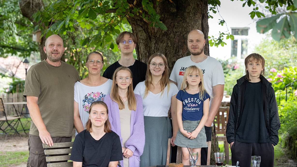 Alle neun auf einem Bild: Vater Kim, Mutter Kerstin, Mia, Ida, Tore, Katrin, Eva, Jan und Ole (v.r.) Schwiegersohn in spe Leon fehlt allerdings. Er ist Katrins Freund und lebt auch noch mit im Haus. | © Oliver Krato