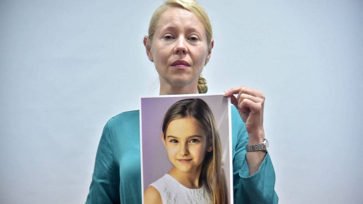 Anne Maja Reiniger, Mutter der zehnjährigen Clara, wendet sich in einer emotionalen Pressekonferenz an die mutmaßlichen Entführer. | © AFP or licensors