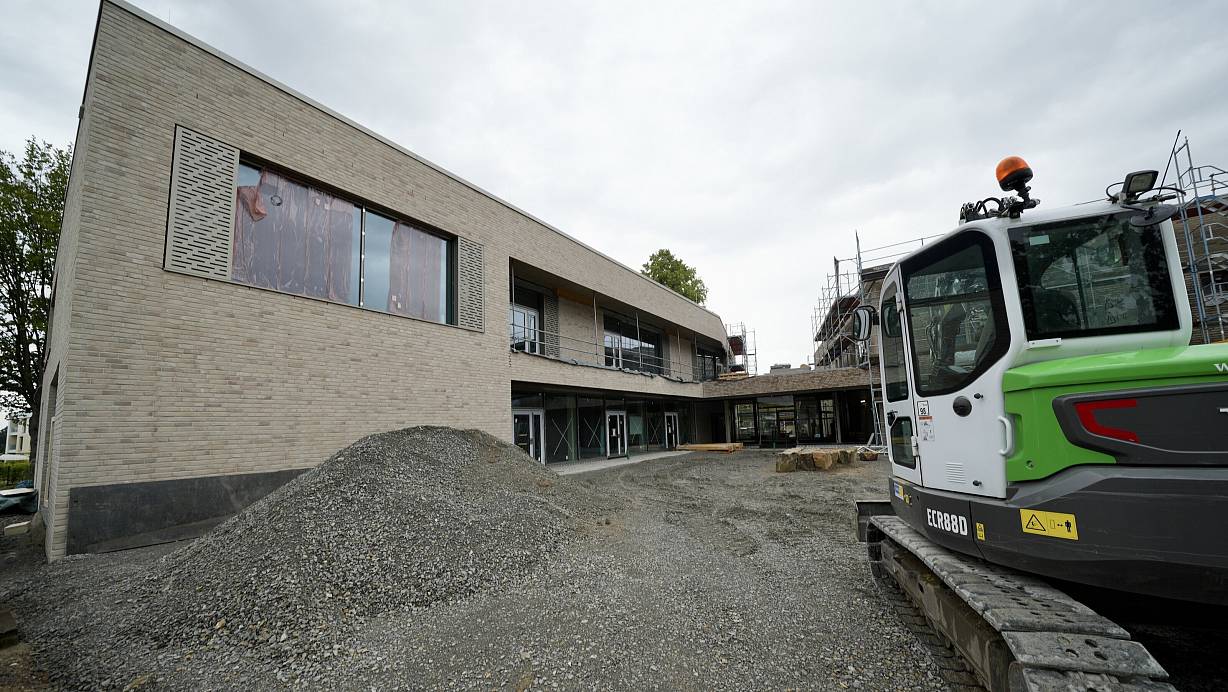 Der Rohbau der Schule steht, jetzt geht es mit dem Innenausbau der mit beigefarbenen Backsteinen verklinkerten Gebäude mit großen Fensterfronten und den Außenanlagen weiter. | © Peter Unger