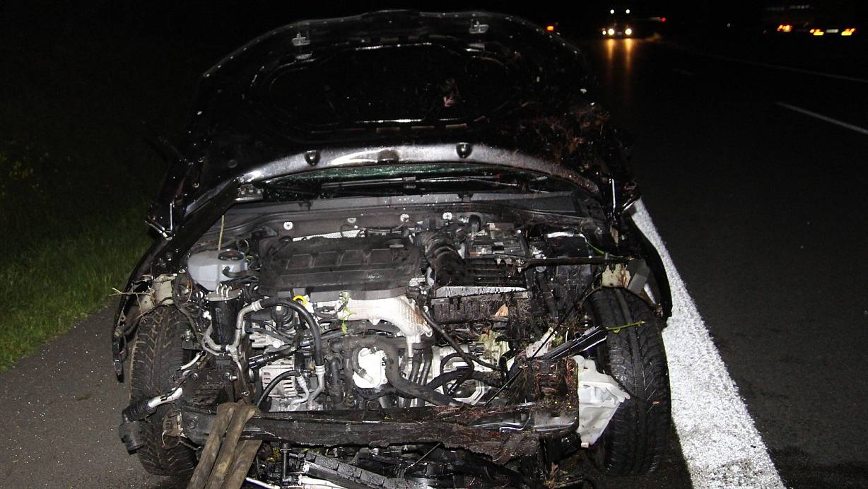 Erst vor einigen Tagen wurde ein Autofahrer bei diesem Unfall auf der A30 schwer verletzt. Ihm war ein Reh vor das Auto gelaufen. | © Autobahnpolizei Bielefeld