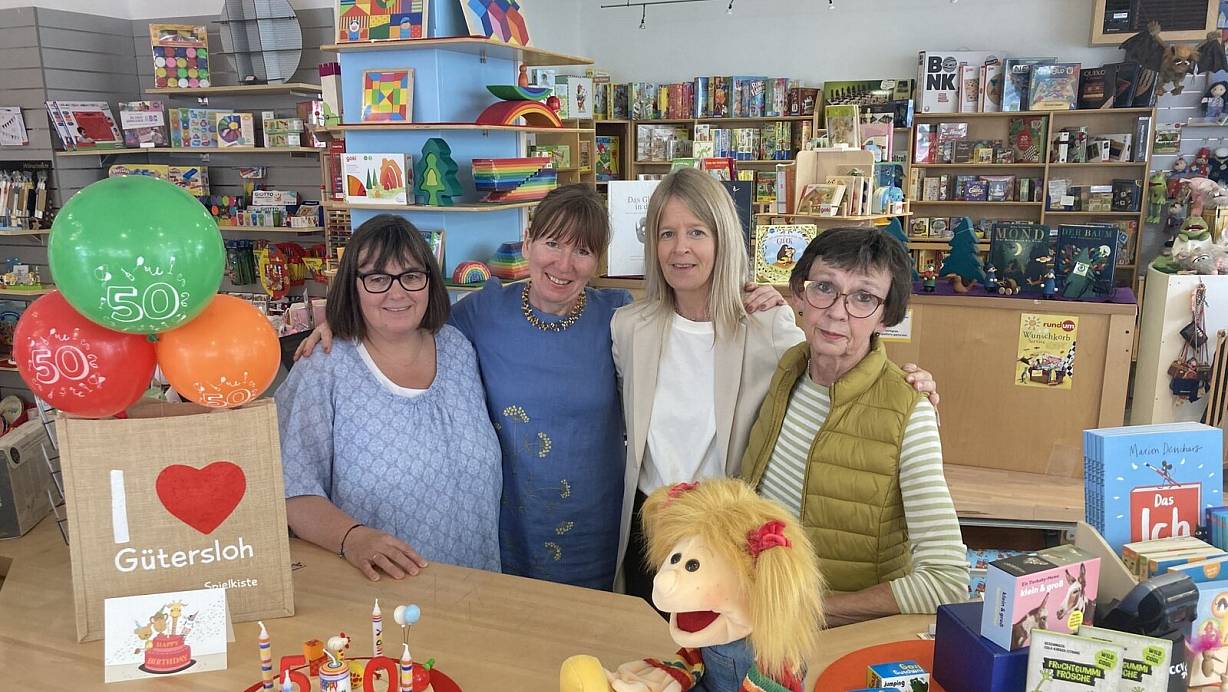 Das Team der Gütersloher Spielkiste: Stefanie Katczynski (v.l.), Ewa Güth, Silke Marks und Angelika Kuhr. Zum Jubiläumswochenende gibt es besondere Aktionen im Geschäft. | © Spielkiste