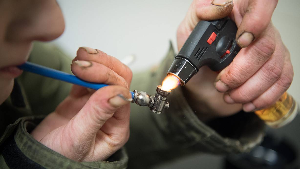 Kokain, das man rauchen kann: Bis zu fünf Pfeifen, wie auf diesem Symbolbild, raucht Sarah nach eigenen Angaben pro Tag. Ihre Mutter glaubt, es sind viele mehr. | © Boris Roessler