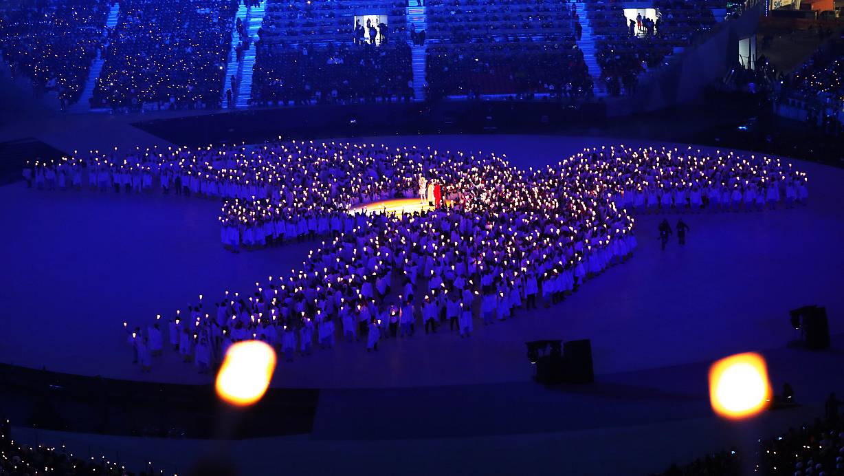 Eröffnungsfeier der Olympischen Spiele in Südkorea 2018: Tänzer und Künstler präsentieren das Showprogramm "Frieden in Bewegung". | © picture alliance / Daniel Karmann/dpa