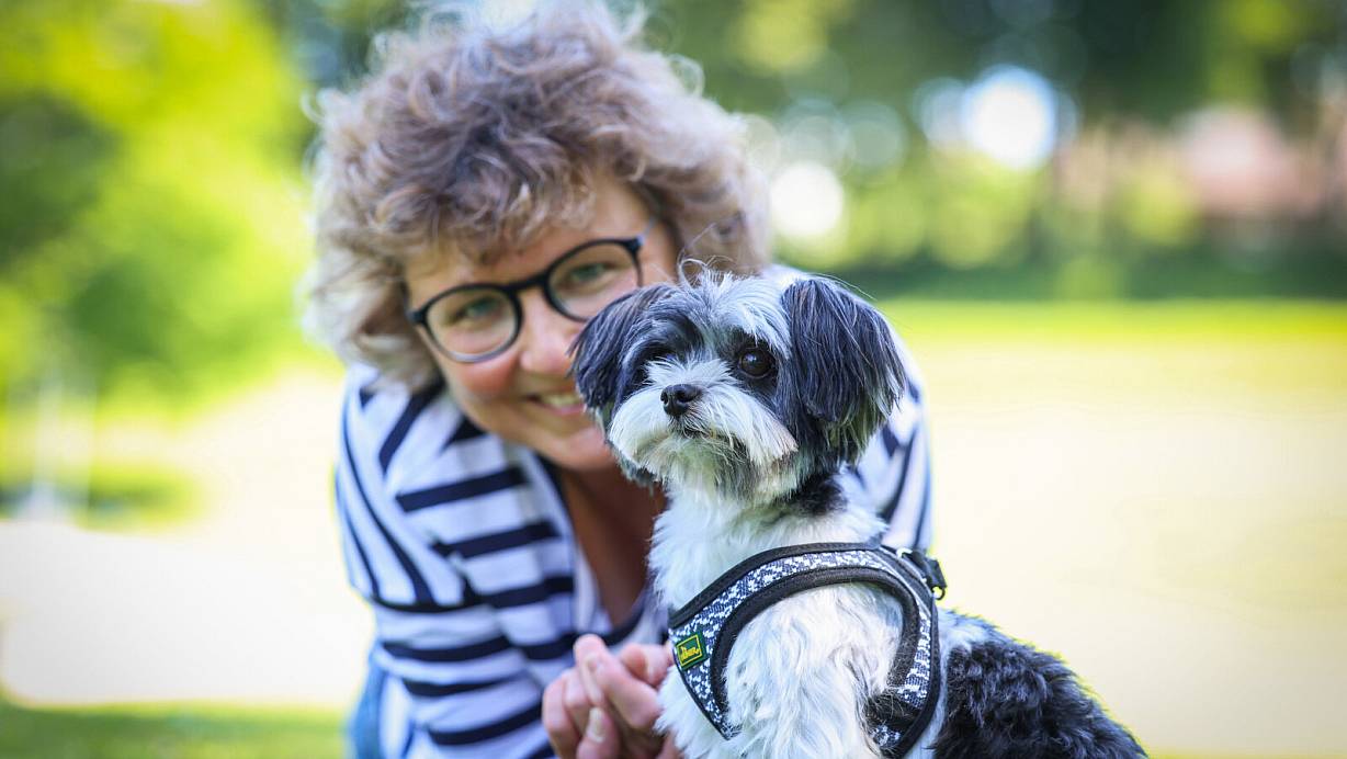 Dank Biewer-Yorkshire-Terrierer Jimmy traut sich Violetta Schymonek wieder raus. Und kann wieder lachen. | © Sarah Jonek
