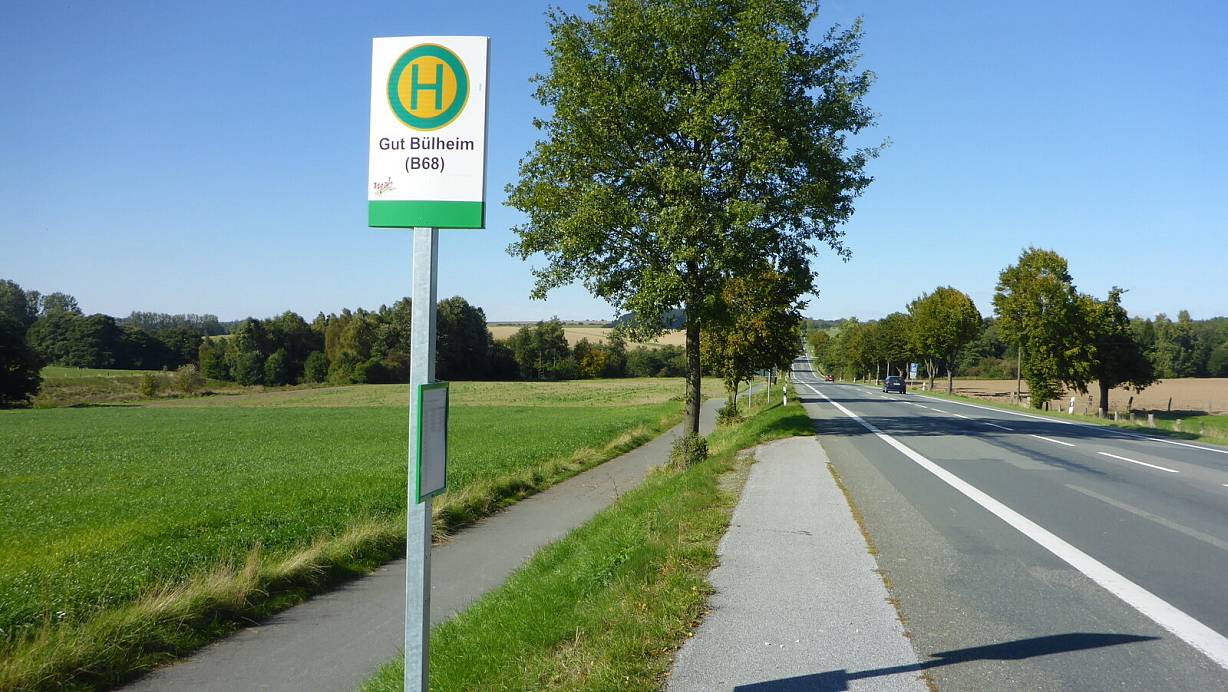 Diese Haltestelle an einer Landstraße muss nun ausgetauscht werden. | © Nahverkehrsverbund Paderborn/Höxter