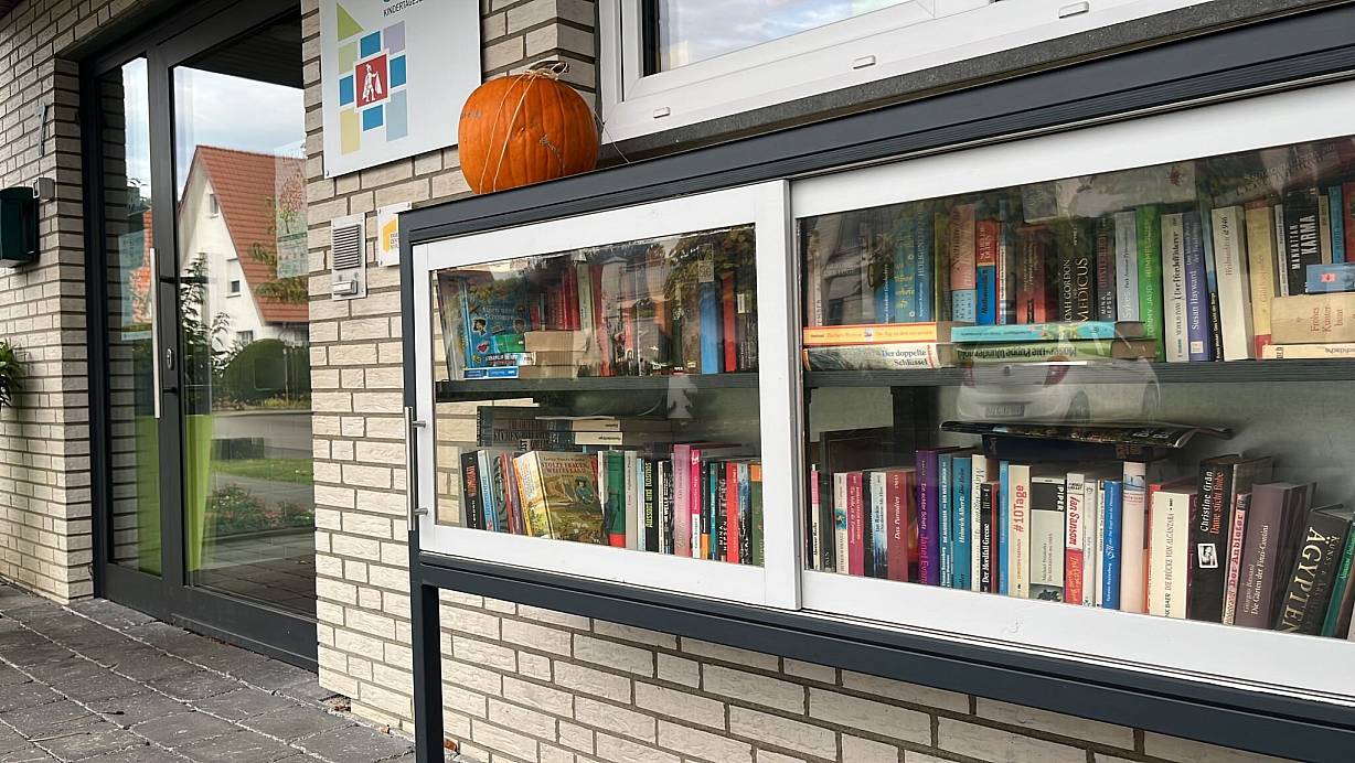 Das Aussortieren von Büchern in der Kita St. Martin in Marienfeld im Kreis Gütersloh hat zu einer folgenreichen Auseinandersetzung geführt. | © Burkhard Hoeltzenbein