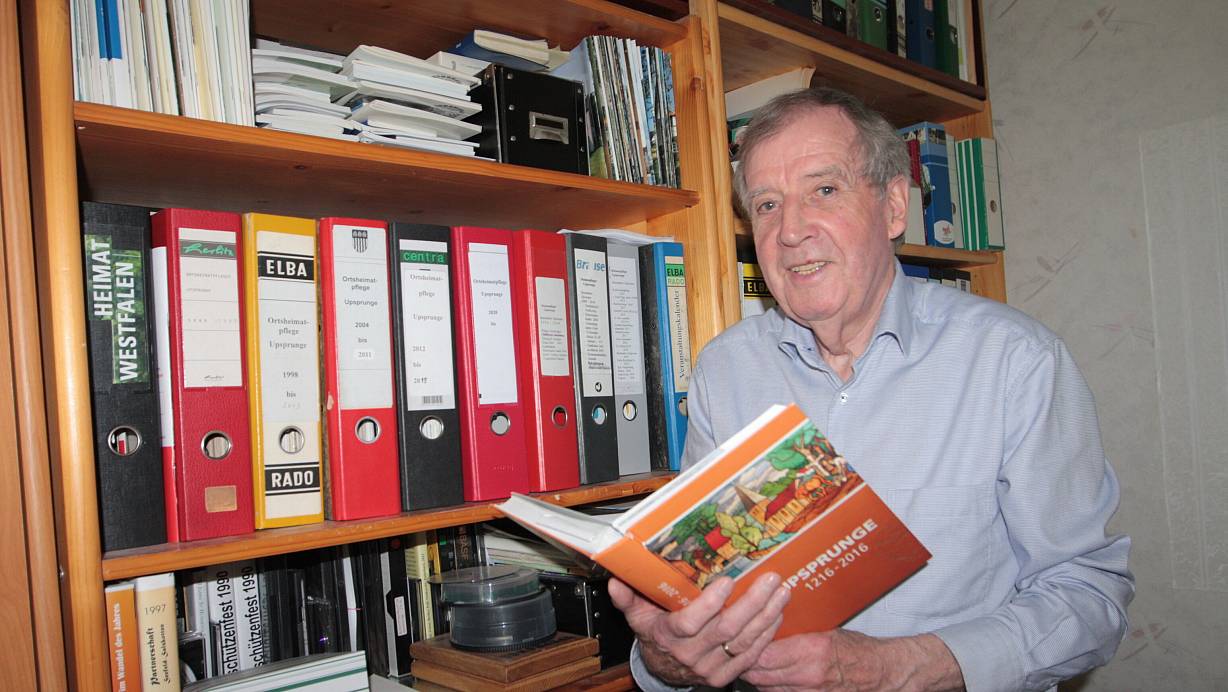 Norbert Schulte hat in 34 Jahren als Ortsheimatpfleger in Upsprunge diverse Ordner und ein großes Fotoarchiv angelegt. Bald soll alles im Bürgerhaus eingelagert werden. | © Uwe Müller